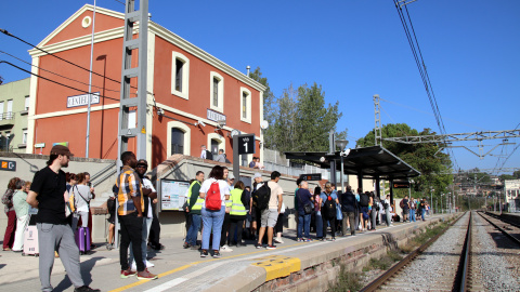 Passatgers a l'andana de Centelles esperen el tren per seguir el trajecte direcció Ripoll