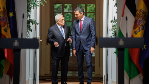 El presidente del Gobierno, Pedro Sánchez (d), y el presidente del Estado de Palestina, Mahmud Abás (i), durante una rueda de prensa, en el Palacio de La Moncloa, a 19 de septiembre de 2024, en Madrid.