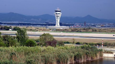 Torre de control i la tercera pista de l'aeroport del Prat Àlex Recolons Torre de control i la tercera pista de l'aeroport del Prat Àlex Recolons