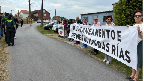 Protesta de la Plataforma en Defensa da Ría de Arousa (Pedra) durante la visita este miércoles de Alfonso Rueda al Centro de Investigacións Mariñas de la Xunta en Vilanova de Arousa. Protesta de la Plataforma en Defensa da Ría de Arousa (Pedra) durante la visita este miércoles de Alfonso Rueda al Centro de Investigacións Mariñas de la Xunta en Vilanova de Arousa.