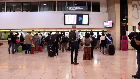 Diverses persones demanen informació sobre la circulació de trens a Sants