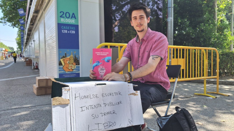 Kevin Mochales, en la Feria del Libro de Madrid, que se celebra en el parque del Retiro.