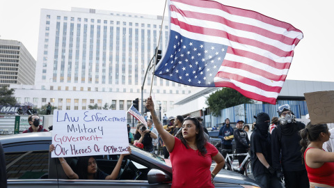 los angeles Manifestantes se encuentran frente al edificio federal Edward R. Roybal en Los Ángeles, California, EE. UU., el 10 de junio de 2025.