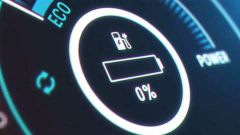 ¿Sabes qué tienes que hacer si tu coche eléctrico se queda sin batería en plena carretera?