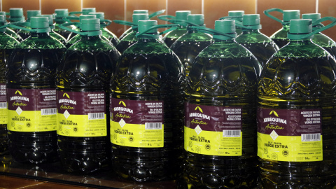 Garrafes d'oli d'oliva a la Cooperativa l'Arbequina, d'Arbeca, a les Garrigues Garrafes d'oli d'oliva a la Cooperativa l'Arbequina, d'Arbeca, a les Garrigues