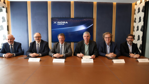 El consejero delegado de Indra, José Vicente de los Mozos (3d), con otros directivos de TESS Defence, EM&E, y Sapa, en la firma de la adquisición de otro 26,34% del fabricante de blindados. El consejero delegado de Indra, José Vicente de los Mozos (3d), con otros directivos de TESS Defence, EM&E, y Sapa, en la firma de la adquisición de otro 26,34% del fabricante de blindados.