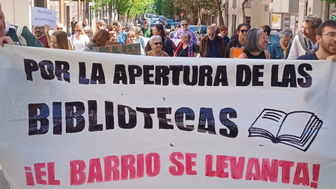 Vecinos de la Guindalera se quejan de la política de grandes fastos, como la Feria del Libro, mientras que su biblioteca lleva seis años cerrada.