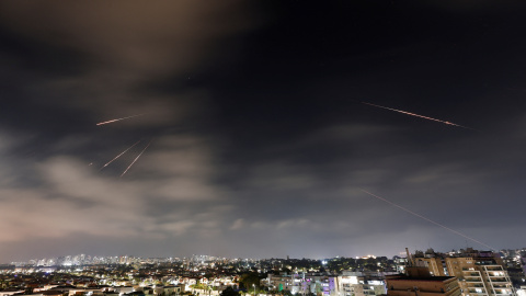 2025-06-13T185752Z_112902048_RC2U1FA48UN1_RTRMADP_3_IRAN-NUCLEAR-ISRAEL (1) Misiles lanzados por Irán sobre el cielo de Ashkelon, en Israel.