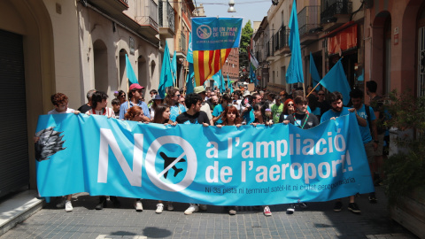 Prat (1) Capçalera de la manifestació al Prat de Llobregat contra l’apliació de l’aeroport, amb més d’un miler d’assistents.