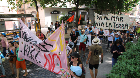 Dempeus (1) Les columnes de manifestants unint-se a la Rambla de Figueres.