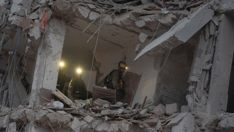 Soldados israelíes inspeccionan los daños en un edificio alcanzado por un misil iraní en Bat Yam.