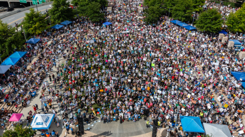 Personas en la manifestación "Sin Reyes" de contra las medidas autoritarias de Trump en Atlanta el 14 de junio de 2025.