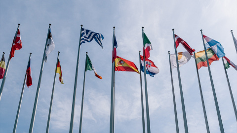 Imagen de archivo de las banderas de los países miembros de la Unión Europea en el exterior del Parlamento Europeo. Imagen de archivo de las banderas de los países miembros de la Unión Europea en el exterior del Parlamento Europeo.