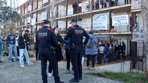 Persones concentrades davant un bloc de pisos de protecció oficial de Salou davant el desnonament d'una veïna, en una imatge d'arxiu Persones concentrades davant un bloc de pisos de protecció oficial de Salou davant el desnonament d'una veïna, en una imatge d'arxiu