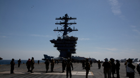2025-06-16T153629Z_257949155_RC2Q3FAR02NY_RTRMADP_3_IRAN-NUCLEAR-USA-MILITARY-UPDATE-1-EXCLUSIVE Tripulantes a bordo del portaaviones USS Nimitz. Archivo.