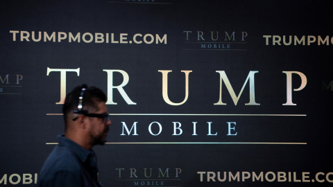 Una persona pasa por delante del cartel que anuncia el acto de presentación del dispositivo Trump Mobile, en la Trump Tower, en Nueva York. Una persona pasa por delante del cartel que anuncia el acto de presentación del dispositivo Trump Mobile, en la Trump Tower, en Nueva York.