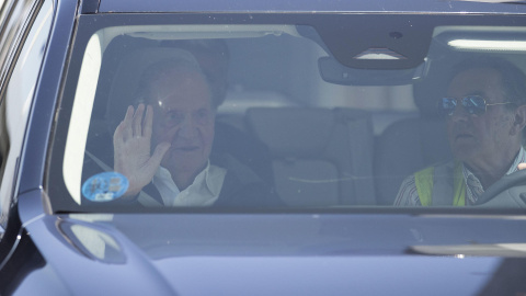 Juan Carlos de Borbón, el pasado lunes en un coche oficial tras aterrizar en el aeropuerto de Vigo.
