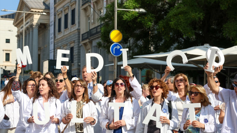 medicos_batasblancas Un grupo de médicos con batas blancas se manifiestan, durante la huelga convocada el pasado 13 de junio.