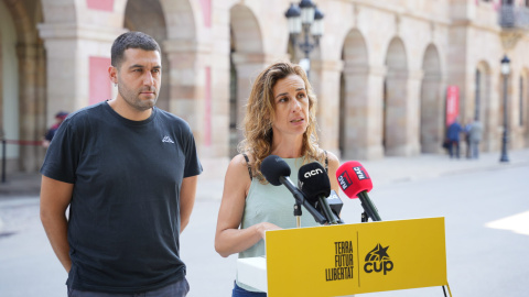 La diputada de la CUP al Parament Laia Estrada i el membre del Secretariat Nacional de la CUP Berant Lavaquiol en roda de premsa davant del Parlament La diputada de la CUP al Parament Laia Estrada i el membre del Secretariat Nacional de la CUP Berant Lavaquiol en roda de premsa davant del Parlament