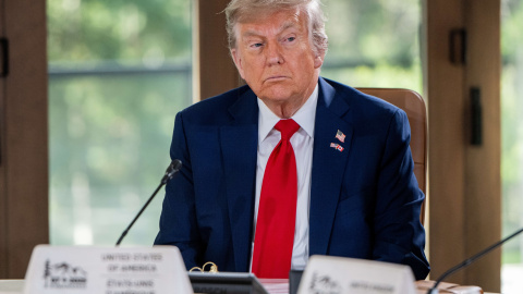 7e2cc55d71efa2babfad35c46f80180301fb4a8c KANANASKIS (Canada), 16/06/2025.- US President Donald Trump attends the G7 Global Economic Outlook working session at the G7 Leaders' Summit in Kananaskis, Alberta, Canada, 16 June 2025. EFE/EPA/SPENCER COLBY