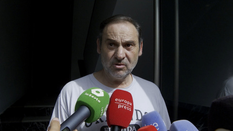 El exministro de Transportes José Luis Ábalos, ofrece declaraciones a los medios tras el registro de la UCO a su vivienda, a 10 de junio de 2025, en València,