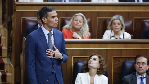 congrespsanchez El presidente del Gobierno, Pedro Sánchez, con el ministro de Asuntos Exteriores, José Manuel Albares, ocupando el escaño de Yolanda Díaz.