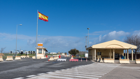 EuropaPress_5812773_imagen_puerta_acceso_base_aerea_moron_marzo_2024_moron_sevilla_andalucia Imagen de la puerta de acceso a la Base Aérea de Morón.
