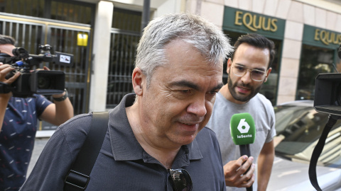 .-El exsecretario de Organización del PSOE, Santos Cerdán, a su salida de su domicilio, este miércoles en Madrid.