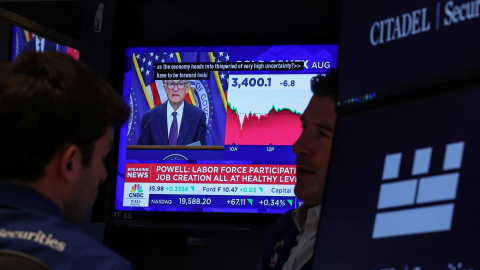 Un monitor de televisión ofrece la rueda de prensa del presidente de la Reserva Federal. Jerome Powell, tras la reunión del banco central estadounidense en la que se decidió mantener sin cambios, por cuarta vez consecutiva, los tipos de interés. Un monitor de televisión ofrece la rueda de prensa del presidente de la Reserva Federal. Jerome Powell, tras la reunión del banco central estadounidense en la que se decidió mantener sin cambios, por cuarta vez consecutiva, los tipos de interés.