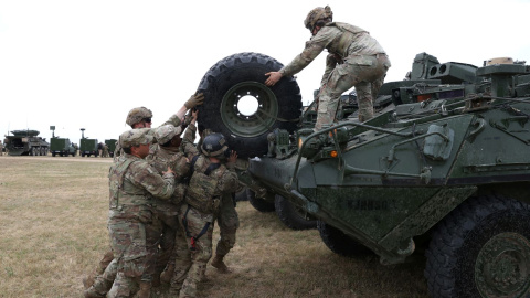 Soldados estadounidenses levantan un neumático durante el ejercicio de entrenamiento de la OTAN cerca de Hajmasker, Hungría, el 16 de junio de 2025.