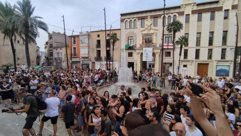 Final de la manifestación del 14 de junio contra el PAI de Pego Golf en la plaza del Ayuntamiento de Pego