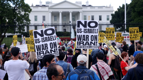 Manifestantes protestan por los ataques israelíes contra Irán y cualquier posible participación de Estados Unidos en el conflicto, a 18 de junio de 2025, en Washington. Manifestantes protestan por los ataques israelíes contra Irán y cualquier posible participación de Estados Unidos en el conflicto, a 18 de junio de 2025, en Washington.