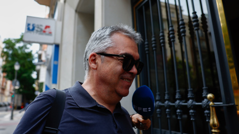 cerdan El exsecretario de Organización del PSOE Santos Cerdán junto a varios periodistas en las inmediaciones de su domicilio.