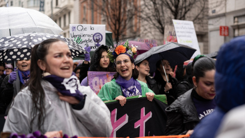 Varias personas durante la manifestación convocada por la Comisión 8M por el Día de la Mujer, a 8 de marzo de 2025, en Madrid. Varias personas durante la manifestación convocada por la Comisión 8M por el Día de la Mujer, a 8 de marzo de 2025, en Madrid.
