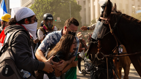 Imagen de varios manifestantes durante una marcha contra el desfile militar de Trump y las redadas de inmigración de ICE, en Los Ángeles, a 13 de junio de 2025. Imagen de varios manifestantes durante una marcha contra el desfile militar de Trump y las redadas de inmigración de ICE, en Los Ángeles, a 13 de junio de 2025.