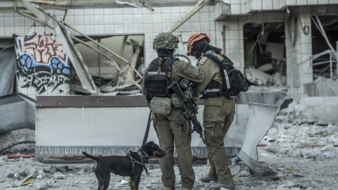 Personal de emergencia israelí responde en el lugar de un edificio dañado en Haifa