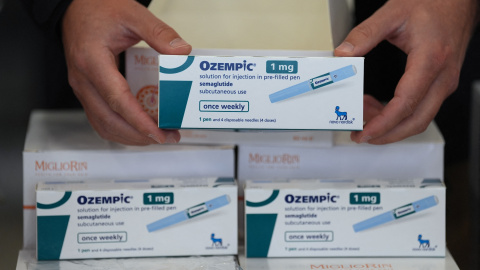 Una persona sujeta varios paquetes de Ozempic en Hamburgo, Alemania, el 17 de abril de 2025. Una persona sujeta varios paquetes de Ozempic en Hamburgo, Alemania, el 17 de abril de 2025.
