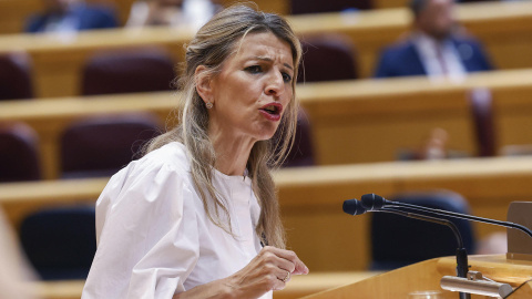 La vicepresidenta segunda y ministra de Trabajo y Economía Social, Yolanda Díaz, interviene durante la sesión del Pleno del Senado celebrada este martes, en Madrid.