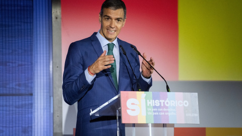 EuropaPress_6817372_presidente_gobierno_pedro_sanchez_interviene_acto_conmemorativo_20 (1) El presidente del Gobierno, Pedro Sánchez, interviene durante un acto conmemorativo del 20º aniversario de la ley que legalizó en España el matrimonio entre personas del mismo sexo, en el Museo del Traje, a 23 de junio de 2025, en Madrid (España). El Gobierno, a través del Ministerio de Igualdad, celebra los 20 años del matrimonio igualitario con la campaña "Sí, seguimos queriendo', que pretende honrar los avances de un país en el que todas las personas pueden sentirse ‘’libres, seguras y orgullosas’’. La ley española del matrimonio entre personas del mismo sexo fue la cuarta que se aprobó en el mundo (el 30 de junio de 2005, dos días después que la de Canadá), pero fue la tercera que entró en vigor, el 3 de julio de 2005.Fernando Sánchez / Europa Press23 JUNIO 2025;ACTO;LEY;MISMO SEXO;MATRIMONIO;IGUALDAD23/6/2025