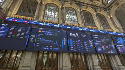 Varios paneles y monitores muestran en la Bolsa de Madrid la evolución del mercado. Varios paneles y monitores muestran en la Bolsa de Madrid la evolución del mercado.