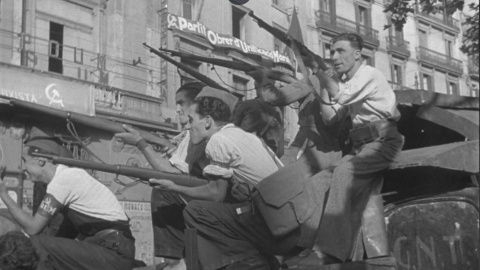 guerra civil española Milicianos republicanos en un camión blindado ante la sede del POUM en Barcelona.