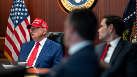 El presidente de Estados Unidos, Donald Trump, con el secretario de Estado, Marco Rubio, y otros altos cargo de su gabinete, en la Sala de Crisis de la Casa Blanca. El presidente de Estados Unidos, Donald Trump, con el secretario de Estado, Marco Rubio, y otros altos cargo de su gabinete, en la Sala de Crisis de la Casa Blanca.
