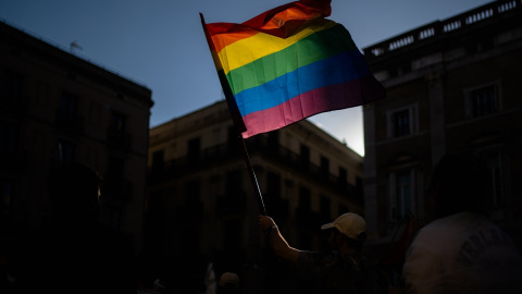 banderaorgullo Una bandera LGTBIQ+ durante una manifestación por el Día del Orgullo y a favor de Palestina, en Plaza Universitat, a 29 de junio de 2024, en Barcelona.