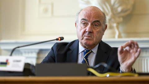 El vicepresidente del BCE, Luis de Guindos, durante su participación en un curso de verano en la Universidad Internacional Menéndez Pelayo, en Santander. El vicepresidente del BCE, Luis de Guindos, durante su participación en un curso de verano en la Universidad Internacional Menéndez Pelayo, en Santander.