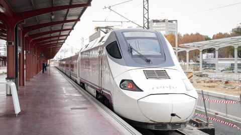 Un tren de alta velocidad saliendo desde la estación de Madrid-Chamartín-Clara Campoamor, a 29 de noviembre de 2023, en Madrid (España).