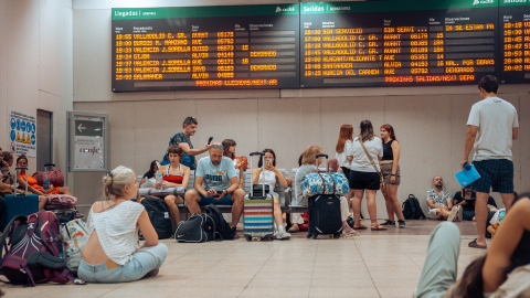 e Decenas de personas esperan en la estación de tren de Chamartín, a 20 de agosto de 2024, en Madrid (España).
