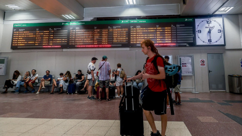 Varias personas junto a sus maletas frente al panel de salidas en la estación de tren de Chamartín, a 14 de agosto de 2024. Varias personas junto a sus maletas frente al panel de salidas en la estación de tren de Chamartín, a 14 de agosto de 2024.