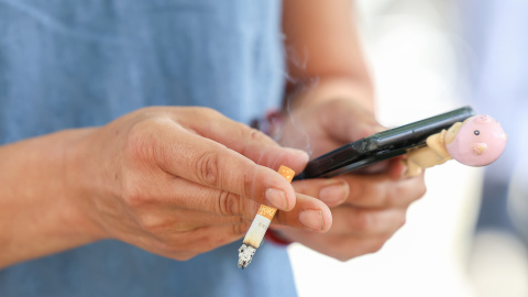Foto de Archivo - Una persona fumando, a 30 de mayo de 2025, en Madrid.