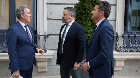Imagen de archivo del presidente del PP, Alberto Núñez Feijóo (i) con el presidente de VOX, Santiago Abascal (c), a su salida de una sesión plenaria en la Cámara Baja, a 17 de septiembre de 2024.