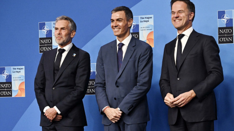 El primer ministro de Países Bajos, Dick Schoof, el presidente del Gobierno, Pedro Sánchez y el secretario general de la OTAN Mark este miércoles en La Haya.